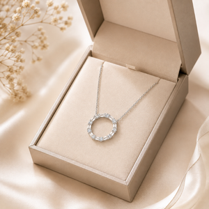 Collier pendentif en or 18 carats avec diamant de laboratoire |   Diamants taillés en baguette et en rond brillant |   Cadeau de mariage de luxe pour femmes - Product Image 5