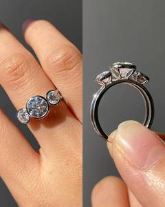 Bague à double sangle en argent sterling 925 original avec trois pierres de moissanite taille ronde, cadeau d'anniversaire raffiné pour les fêtes - Product Image 2