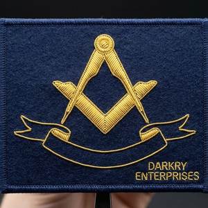 Parche de Bordado a Mano con Hilo de Oro Personalizado, con el Escuadra y Compás Masónicos, para Uniformes de Logia y Ropa Ceremonial - Product Image 1