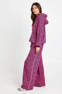 Ensemble de survêtement premium 2 pièces pour femme, imprimé léopard rose, avec sweat à capuche court et pantalon de jogging contrastant, style streetwear décontracté - Product Image 6