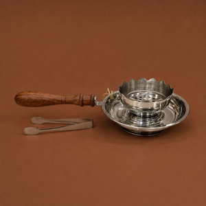 Brûleur d'encens élégant en métal avec poignée en bois, écran à charbon festonné et mini-pinces pour la décoration intérieure et l'aromathérapie - Product Image 1