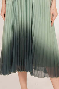 Robe midi élégante en mousseline de soie verte dégradée avec jupe plissée et ceinture, col en V, sans manches, pour soirée, confortable et respirante - Product Image 4