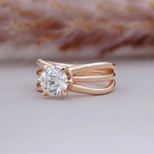 แหวนหมั้นเพชรทรงกลมสามเม็ดแบบราชวงศ์ ผลิตด้วยเทคนิค Lab Grown ในตัวเรือนโรสโกลด์ ดีไซน์โมเดิร์นแบบ Solitaire สำหรับเจ้าสาว เครื่องประดับเพชร - Product Image 4