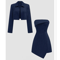 Ensemble coordonné 2 pièces à rayures fines bleu marine : Blazer court et mini-robe bustier ajustée, ou mini-robe portefeuille ajustée à rayures fines pour un look professionnel