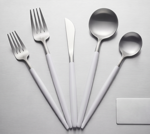 Ensemble de couverts à tête ronde finition mate avec manche en résine blanche – Vaisselle élégante pour la salle à manger moderne, la cuisine, les mariages et les fêtes - Product Image 1