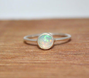 แหวนทองเหลืองทำมือประดับโอปอลสีขาวทรงกลมแบบเรียบง่าย สไตล์โบโฮ สำหรับผู้หญิง เหมาะเป็นของขวัญ - Product Image 3