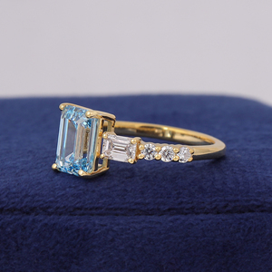 Bague de fiançailles en diamant de laboratoire de 2 carats, taille émeraude, bleu vif fantaisie, certifiée IGI, or jaune 14 carats - Product Image 6