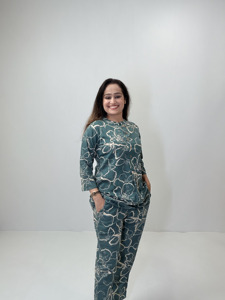 ชุดเซ็ตผ้าฝ้ายสีเขียวเข้มและสีงาช้างสำหรับผู้หญิง คอจีน แขนสามส่วน เสื้อทรงทูนิค กางเกงเข้าชุด เหมาะสำหรับใส่เดินทาง - Product Image 2