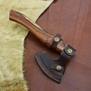 Hacha de Estilo Vikingo de Acero de Damasco Forjado a Medida con Mango de Madera y Funda de Cuero, Hacha para Trabajos de Madera OEM Personalizada - Product Image 6