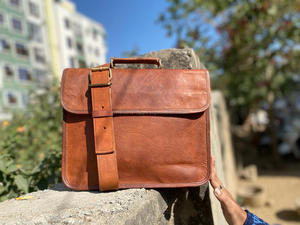 Sac de messager unisexe en cuir marron vintage Sac pour ordinateur portable à motif carré élégant avec doublure en toile Sac à main en cuir fait à la main - Product Image 2