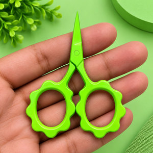 Ciseaux à fleurs miniatures de couleur personnalisée, ciseaux de précision pour la broderie, coupe-fil à coudre, ciseaux de précision pour travaux manuels - Product Image 1
