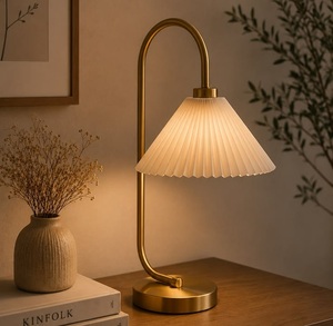 Lámpara de Mesa Metálica Serpentine Grace con Base Curva de Hierro, Pantalla de Tela Premium, Iluminación Ambiental Cálida para Interiores Elegantes - Product Image 5