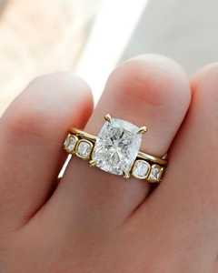 Bagues de fiançailles personnalisées en or massif 14K 18K avec diamant de laboratoire taille coussin 4 carats, sertis à griffes IGI, solitaires à bande fine, vente en gros - Product Image 6