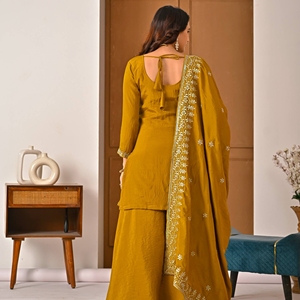 Traje Sharara Vichitra NC de Royal Export con bordados a mano, dupatta bordada con lentejuelas y palazzo - Product Image 5
