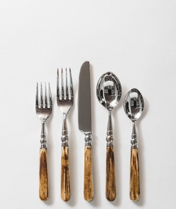 Ensemble de couverts en acier inoxydable de fabrication OEM avec manche en bois, alliant un aspect élégant, une prise en main confortable et une utilisation durable - Product Image 6