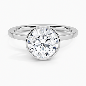 Anillo de compromiso clásico para mujer, con moissanita de corte brillante redondo y engaste de bisel, en plata de ley 925. - Product Image 1