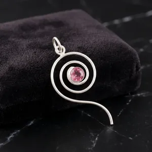 Colgante de Mujer con Turmalina Rosa Clásica, Corte Redondo, Engastado en Bisel, Chapado en Plata sobre Latón - Product Image 6