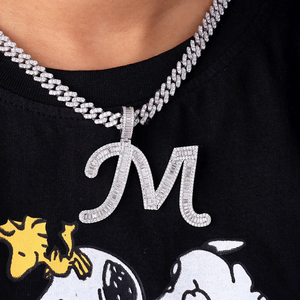 Pendentif lettre M en moissanite de luxe, argent 925, taille baguette, serti en canal, unisexe, cadeau, breloque - Product Image 1