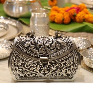 Bolso de mano de lujo hecho a mano de metal cuadrado plateado con relieve estilo retro God Grace Craft para noche o boda - Product Image 4