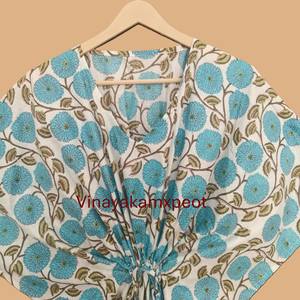 Vestido Midi Floral Transpirable de Alta Calidad, Ecológico y Hecho a Mano para Mujer, con Estampado Artístico de Girasoles en Azul Turquesa - Product Image 2
