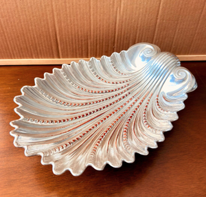 Offre Spéciale : Plateau de Luxe en Métal Argenté Vieilli avec Bordures Cannelées Perlées et Poignée en Volutes – Plat Central – Vente Directe Usine - Product Image 1