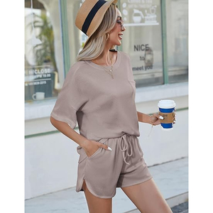 Ensemble d'été deux pièces personnalisé pour femme, T-shirt oversize en maille gaufrée beige et short à cordon avec poches, ensemble de détente, vente en gros OEM - Product Image 3
