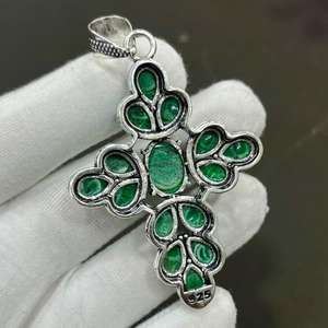 Colgante de Cruz de Plata de Ley con Malaquita, Joyería Artesanal con Piedras Preciosas, Regalo Religioso de Diseño Exclusivo para Ella, Diseño Único y Moderno - Product Image 4