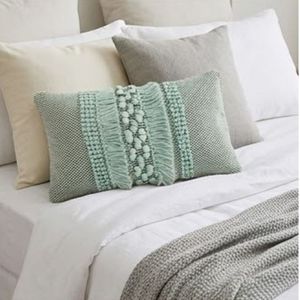 Coussin décoratif rectangulaire bohème rayé en textile tissé avec pompons et franges vert menthe - Product Image 3