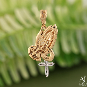 Colgante de Manos en Oración con Cruz, Chapado en Oro, Plata 925, Moissanita, Joyería con Microincrustaciones Brillantes Redondas - Product Image 4