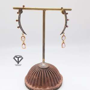 Boucles d'oreilles pendantes en saphir rose rhodolite avec accent de diamants pavés, bijoux modernes faits à la main - Product Image 2