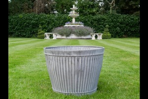 Maceta Grande de Metal Galvanizado, Estilo Rústico, Ideal para Decoración de Jardín, Paisajismo y Exhibición de Flores, Procedente de India - Product Image 5