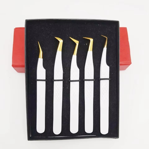 Pinzas Profesionales Hechas a Mano para Extensión de Pestañas, de Acero Inoxidable Japonés, con Punta Dorada Mate, Agarre de Diamante y Logotipo Personalizado - Product Image 1