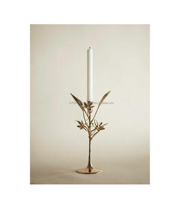 Bougeoir en laiton luxueux fabriqué à la main pour une utilisation dans les salles de pooja mariages traditionnels et arrangements de dîner de fête - Product Image 2