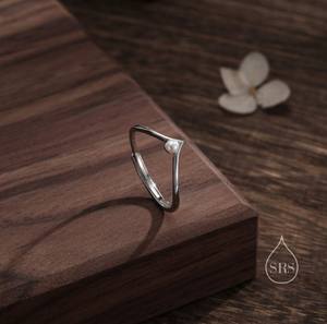 Bague de mariage ajustable en argent sterling 925 plaqué or 14 carats avec perle d'eau douce naturelle minimaliste de 3 mm en forme de chevron - Product Image 1