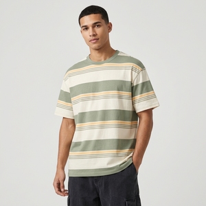T-shirt pour homme à rayures horizontales d'inspiration vintage, avec des lignes vert terre, crème et jaune moutarde, pour une mode décontractée d'été - Product Image 1