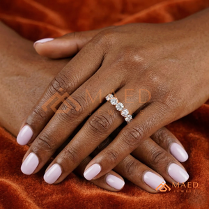 Bague tendance en vermeil or rose 14 carats avec 7 pierres de moissanite, élégante alliance éternité en argent à coupe ronde pour demande en mariage ou cadeau d'anniversaire - Product Image 4