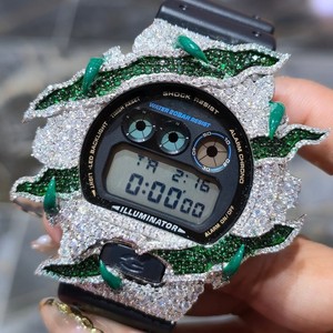 Montre numérique vintage Iced Luxe, boîtier en acier inoxydable incrusté de strass, cadran en cristal saphir, mouvement à quartz, couleur personnalisée - Product Image 1