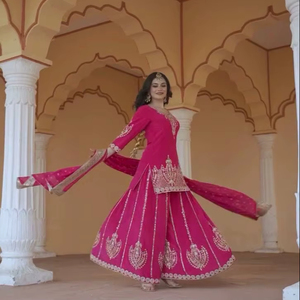 Conjunto de kurti, sharara y dupatta de seda chinon pura, atractivo con bordado en la parte delantera y lentejuelas, listo para usar, estilo indio étnico para bodas. - Product Image 1