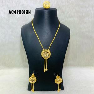 Vente en ligne d'ensemble de pendentifs plaqués or pour femmes et filles en laiton en forme de fleur avec chaîne de boîte pour mariages - Product Image 1