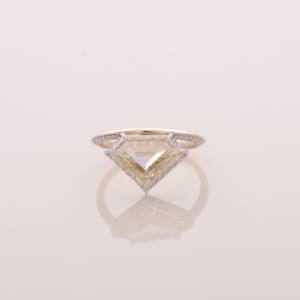 Anillo de compromiso/boda con diamante amarillo de corte pentágono certificado por IGI y banda pavé en oro amarillo/rosa y blanco de 9 quilates - Product Image 2