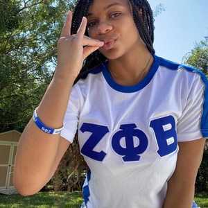 เสื้อยืดสีขาวพรีเมียม Zeta Phi Beta ปักลายตัวอักษรกรีกสีน้ำเงิน เสื้อยืดผู้หญิง ผ้าเนื้อนุ่ม สวมใส่สบาย ทันสมัย - Product Image 3