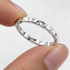 Bague empilable simple et délicate en argent sterling 925 martelé de 2,0 mm, unisexe, pour usage quotidien, bijoux à empiler - Product Image 1