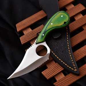 Cuchillo de caza personalizado con hoja de acero inoxidable, borde dentado, mango de madera verde, 8 pulgadas, funda de cuero negro para exteriores - Product Image 1