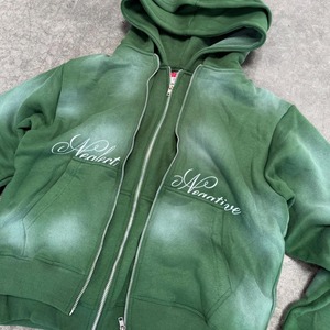 Hoodie zippé personnalisé, coupe ajustée, effet airbrush, streetwear femme, coton premium - Product Image 4