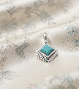 Pendentif carré en argent sterling 925 avec turquoise bleue naturelle, fait main, monture géométrique perlée, sertissage clos, or rose et jaune - Product Image 1