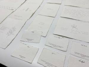 Papier artisanal à bords festonnés, imprimé en sérigraphie, aux textures artistiques, idéal pour la papeterie, les artisanat, les invitations, l'emballage et la décoration. - Product Image 1