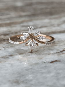 Anillo de Compromiso de Oro Rosa de 14K con Diamante Cultivado en Laboratorio en Forma de Pera Marquise, Certificado por IGI, con Diseño Floral y Tallo Dividido, 0.40ct, para Mujer - Product Image 1