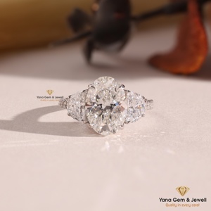Anillo de Diamante CVD Cultivado en Laboratorio de 3.00 Quilates, Corte Oval, Trílogo, Regalo para Siempre, Color E, Claridad VVS2, Oro Sólido de 14K, Certificado IGI - Product Image 1