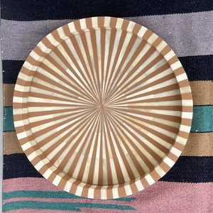 Plateau décoratif rond fait main en os incrusté, avec un design floral mosaïque intemporel, pour table basse, ottoman et décoration moderne - Product Image 4