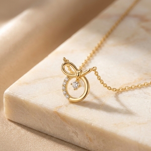 Collar con Colgante Solitario de Oro Amarillo de 10k con Lazo de Cinta y Diamante Cultivado en Laboratorio de Corte Redondo, Joyería Ligera para Uso Diario RAAMAA - Product Image 2